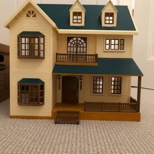 Calico Critters Deluxe House Fully Furnished with two Critter Families